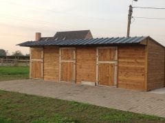 Trois boxes pour chevaux en bois Douglas ((3x3)(3x3)(3x3))